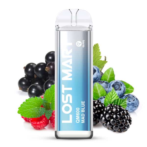 Ein schlankes Gerät mit blau‑silbrigem Farbverlauf, von einem hellen oberen Segment hin zu einem tieferen Blauton unten, befindet sich zentral im Bild. Der Hintergrund ist schlicht gehalten, sodass das Produkt klar heraussticht. Der Farbton sowie die Bezeichnung „Mad Blue“ deuten auf ein intensives Geschmacksprofil mit blauen Früchten oder Beeren hin.